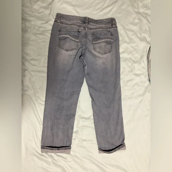 White House Black Market Blanc Light Wash Capri Jeans Size 4 - Picture 8 of 11